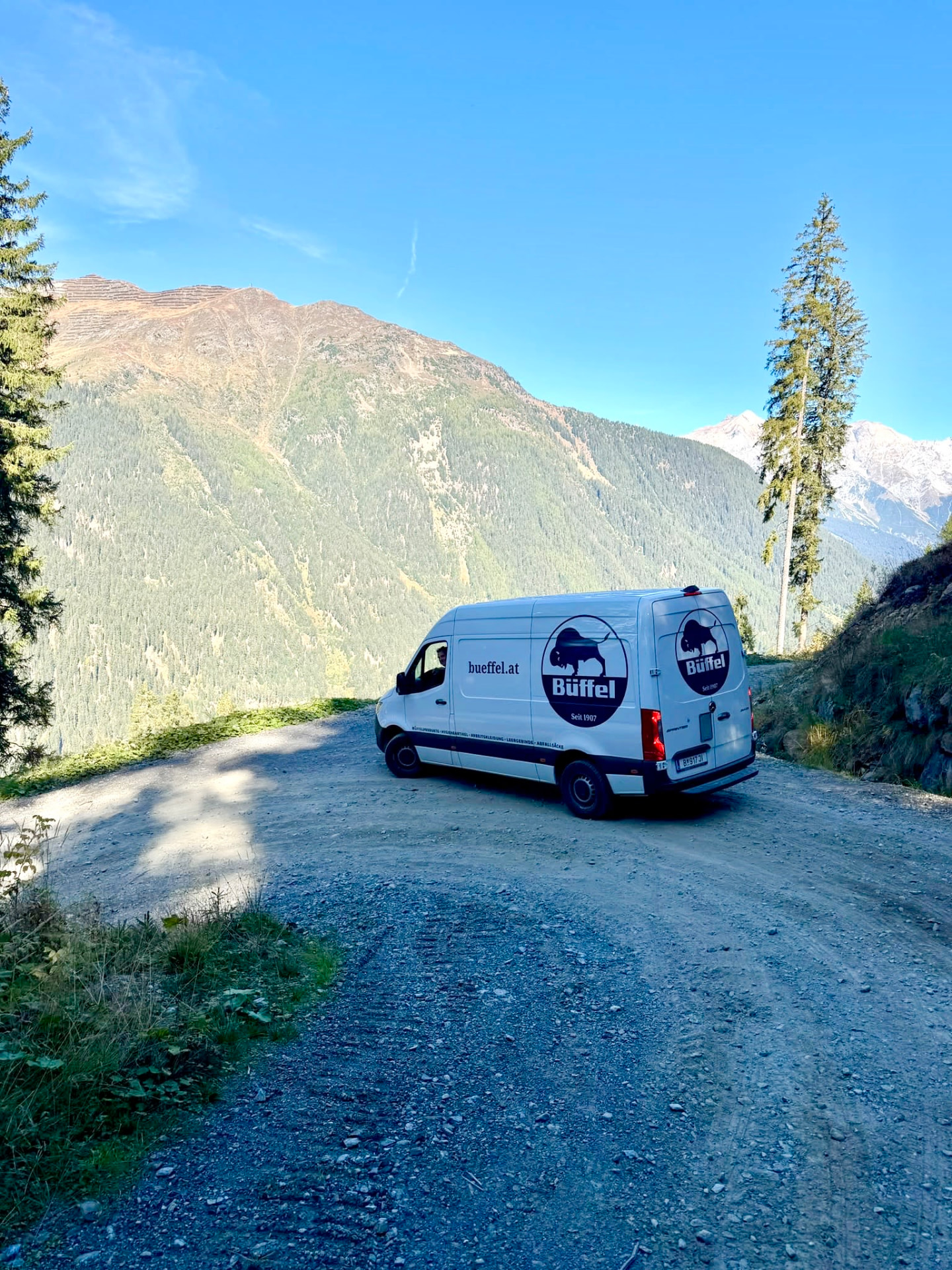Büffel-Lieferwagen auf dem Weg zur Wintereindeckung bei den Bergbahnen See